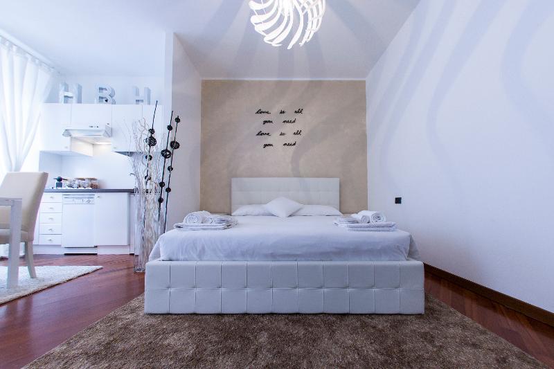 Hemeras Boutique Homes - Design Apartments In Milan Center Экстерьер фото